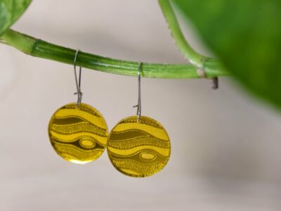 Jupiter round acrylic earrings in amber mirror color